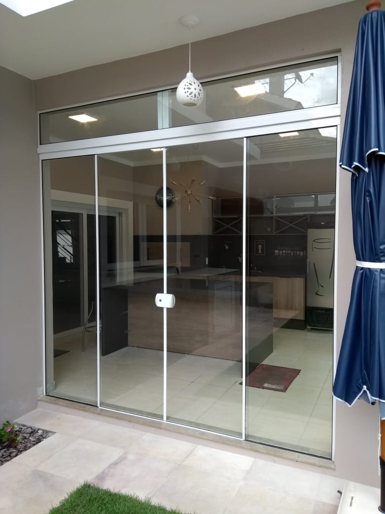 Porta duas fixas e duas móveis com bandeira Superior Fixa