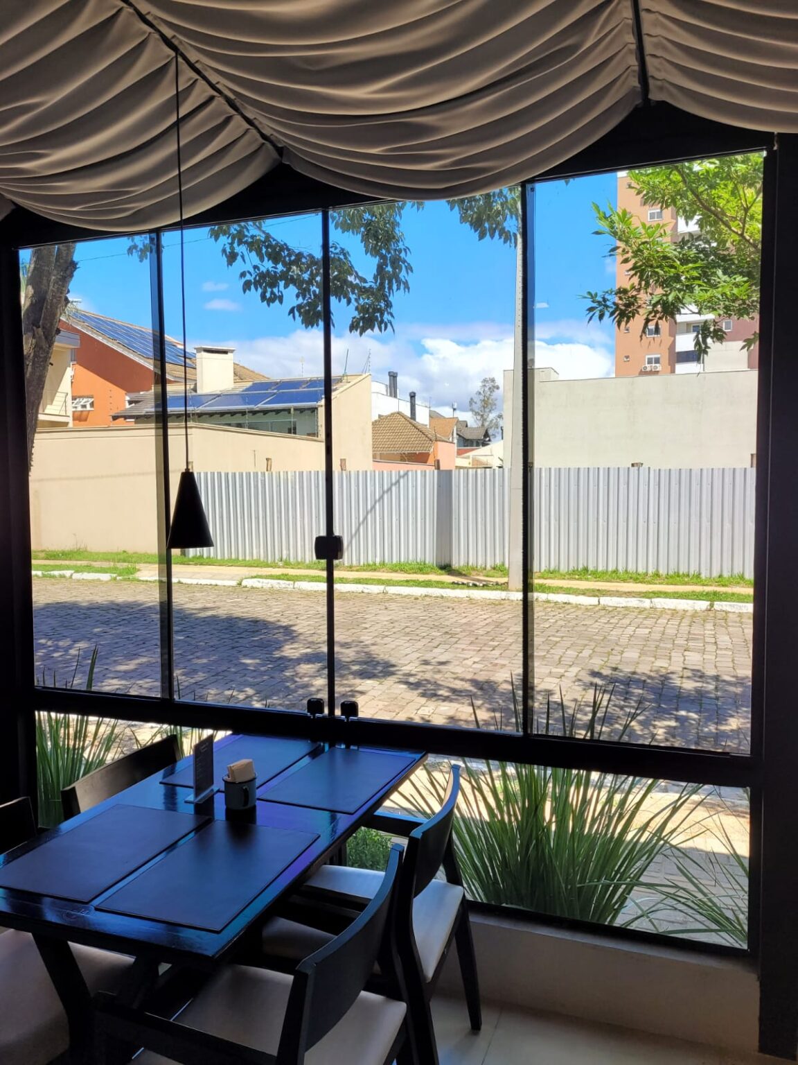 Janela duas fixas e duas móveis com peitoril fixo